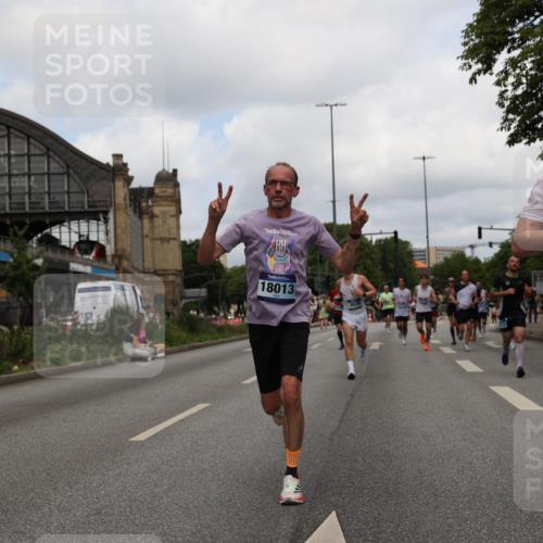 29.06.2025 - hella hamburg halbmarathon Yannick Fuchs http://msf.ph/oto/8236121 29.06.2025 10:34:31 20KM 1358, 1603, 1975, 2573, 2826, 2972, 3547, 3626, 4381, 4398, 4766, 4888, 5752, 6149, 6152, 7495, 7622, 8346, 8467, 8574, 8933, 9116, 9540, 11284, 11714, 11806, 12046, 12091, 13190, 14077, 14699, 15421, 15813, 15828, 16580, 17425, 17792, 17916, 17973, 18013, 18154, 18979 meine-sportfotos.de
