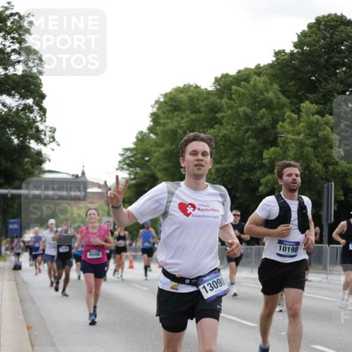 29.06.2025 - hella hamburg halbmarathon Jannik Wohlers http://msf.ph/oto/8236126 29.06.2025 10:28:47 Lombardsbrücke 1230, 2688, 4161, 4373, 4982, 6345, 7169, 7449, 8048, 10198, 10641, 10808, 11803, 11989, 12099, 12404, 12442, 12958, 13090, 15952, 15955, 16673, 18414 meine-sportfotos.de