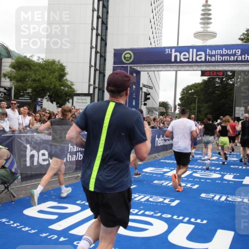 29.06.2025 - hella hamburg halbmarathon Michael Strokosch http://msf.ph/oto/8236137 29.06.2025 10:53:47 Ziel 2058, 2082, 2518, 2630, 3819, 5399, 5607, 6877, 7177, 8285, 8335, 10895, 11588, 11589, 11604, 12632, 13865, 14702, 14818, 15061, 15441, 16092, 17482, 18143, 18514, 18715 meine-sportfotos.de