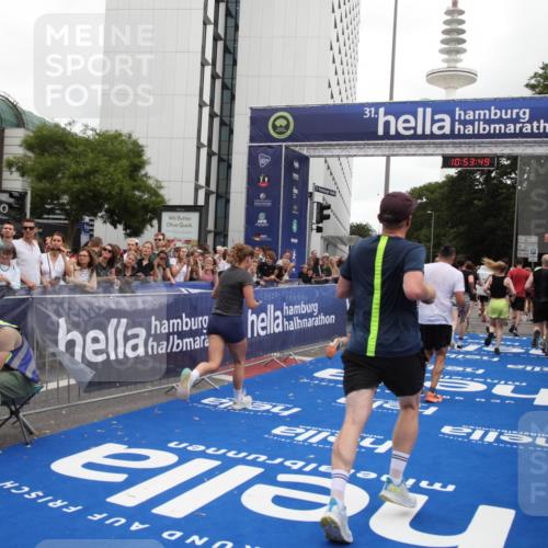 29.06.2025 - hella hamburg halbmarathon Michael Strokosch http://msf.ph/oto/8236159 29.06.2025 10:53:48 Ziel 1422, 2058, 2082, 2518, 5399, 5607, 6877, 7177, 8285, 8335, 10529, 10895, 11588, 11589, 11604, 13865, 14702, 14818, 15061, 15441, 16092, 17482, 17740, 18143, 18249, 18514 meine-sportfotos.de