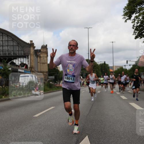 29.06.2025 - hella hamburg halbmarathon Yannick Fuchs http://msf.ph/oto/8236160 29.06.2025 10:34:31 20KM 1358, 1603, 1975, 2573, 2826, 2972, 3547, 3626, 4381, 4398, 4766, 4888, 5752, 6149, 6152, 7495, 7622, 8346, 8467, 8574, 8933, 9116, 9540, 11284, 11714, 11806, 12046, 12091, 13190, 14077, 14699, 15421, 15813, 15828, 16580, 17425, 17792, 17916, 17973, 18013, 18154, 18979 meine-sportfotos.de
