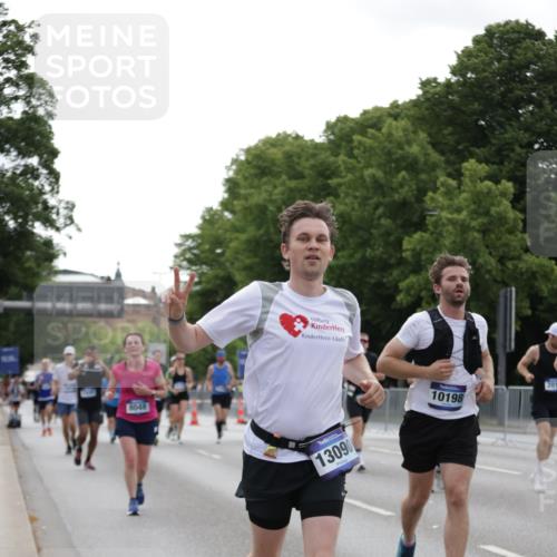 29.06.2025 - hella hamburg halbmarathon Jannik Wohlers http://msf.ph/oto/8236164 29.06.2025 10:28:47 Lombardsbrücke 1230, 2688, 4161, 4373, 4982, 6345, 7169, 7449, 8048, 10198, 10641, 10808, 11803, 11989, 12099, 12404, 12442, 12958, 13090, 15952, 15955, 16673, 18414 meine-sportfotos.de