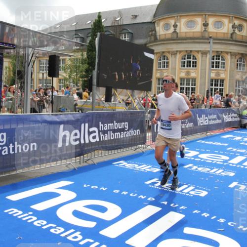 29.06.2025 - hella hamburg halbmarathon Michael Strokosch http://msf.ph/oto/8236167 29.06.2025 10:47:49 Ziel 2340, 2708, 5915, 8564, 10988, 11283, 11961, 12679, 13948, 14383, 15478, 16205, 17229, 18356, 18430 meine-sportfotos.de