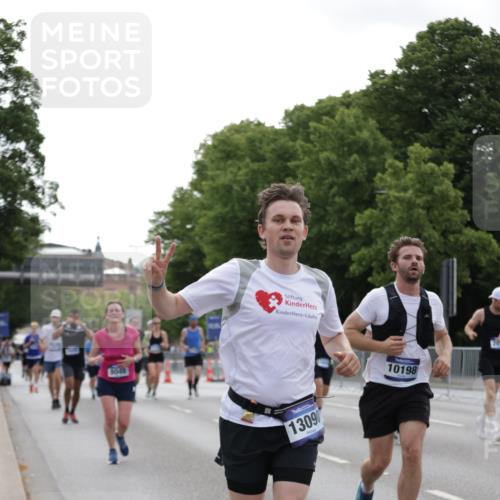 29.06.2025 - hella hamburg halbmarathon Jannik Wohlers http://msf.ph/oto/8236182 29.06.2025 10:28:48 Lombardsbrücke 1230, 2688, 3179, 4161, 4373, 4982, 6345, 7169, 7449, 8048, 8812, 10198, 10641, 10808, 11792, 11803, 11989, 12099, 12404, 12442, 12958, 13090, 15952, 15955, 16673, 16676, 18414 meine-sportfotos.de