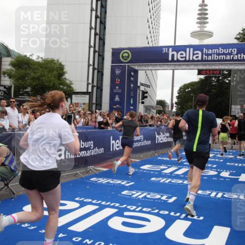 29.06.2025 - hella hamburg halbmarathon Michael Strokosch http://msf.ph/oto/8236189 29.06.2025 10:53:48 Ziel 1422, 2058, 2082, 2518, 5399, 5607, 6877, 7177, 8285, 8335, 10529, 10895, 11588, 11589, 11604, 13865, 14702, 14818, 15061, 15441, 16092, 17482, 17740, 18143, 18249, 18514 meine-sportfotos.de