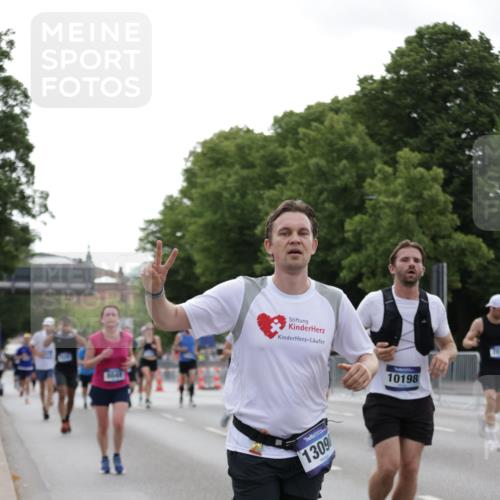 29.06.2025 - hella hamburg halbmarathon Jannik Wohlers http://msf.ph/oto/8236203 29.06.2025 10:28:48 Lombardsbrücke 1230, 2688, 3179, 4161, 4373, 4982, 6345, 7169, 7449, 8048, 8812, 10198, 10641, 10808, 11792, 11803, 11989, 12099, 12404, 12442, 12958, 13090, 15952, 15955, 16673, 16676, 18414 meine-sportfotos.de