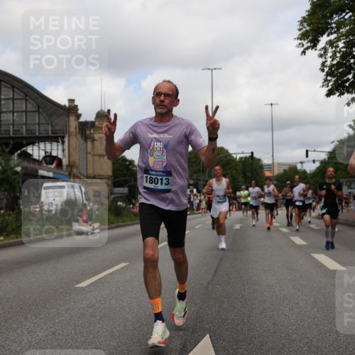 29.06.2025 - hella hamburg halbmarathon Yannick Fuchs http://msf.ph/oto/8236216 29.06.2025 10:34:31 20KM 1358, 1603, 1975, 2573, 2826, 2972, 3547, 3626, 4381, 4398, 4766, 4888, 5752, 6149, 6152, 7495, 7622, 8346, 8467, 8574, 8933, 9116, 9540, 11284, 11714, 11806, 12046, 12091, 13190, 14077, 14699, 15421, 15813, 15828, 16580, 17425, 17792, 17916, 17973, 18013, 18154, 18979 meine-sportfotos.de