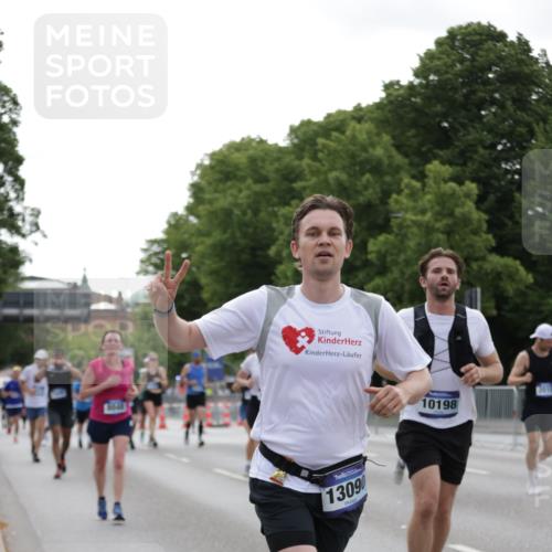 29.06.2025 - hella hamburg halbmarathon Jannik Wohlers http://msf.ph/oto/8236219 29.06.2025 10:28:48 Lombardsbrücke 1230, 2688, 3179, 4161, 4373, 4982, 6345, 7169, 7449, 8048, 8812, 10198, 10641, 10808, 11792, 11803, 11989, 12099, 12404, 12442, 12958, 13090, 15952, 15955, 16673, 16676, 18414 meine-sportfotos.de