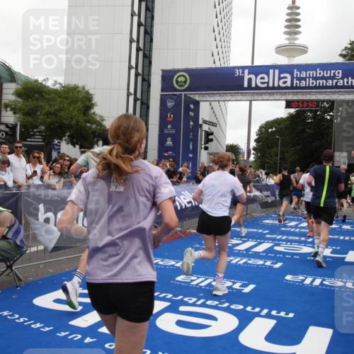 29.06.2025 - hella hamburg halbmarathon Michael Strokosch http://msf.ph/oto/8236222 29.06.2025 10:53:49 Ziel 1422, 2058, 2082, 2518, 5399, 5607, 6260, 6877, 7177, 8285, 8335, 9922, 10529, 10895, 11588, 11589, 11604, 14702, 14818, 15441, 15502, 16092, 17482, 17740, 18143, 18249, 18487, 18514, 18759 meine-sportfotos.de