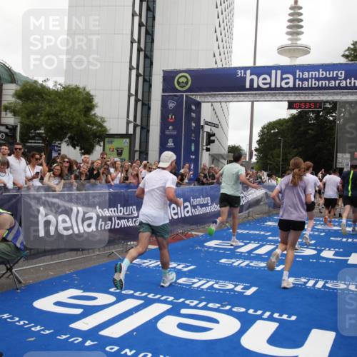 29.06.2025 - hella hamburg halbmarathon Michael Strokosch http://msf.ph/oto/8236285 29.06.2025 10:53:50 Ziel 1422, 2082, 2518, 5399, 5607, 6260, 6877, 7177, 8285, 8335, 9922, 10529, 10895, 11588, 11589, 14702, 14818, 15441, 15502, 17482, 17740, 18249, 18487, 18514, 18759 meine-sportfotos.de
