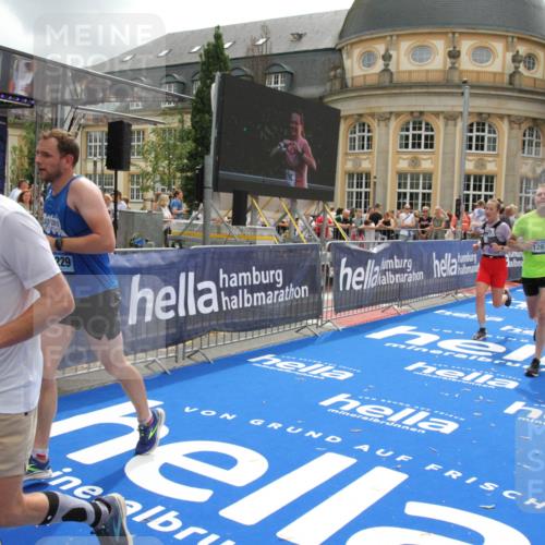 29.06.2025 - hella hamburg halbmarathon Michael Strokosch http://msf.ph/oto/8236316 29.06.2025 10:47:50 Ziel 2340, 5915, 8564, 11283, 11961, 12679, 14383, 15478, 17229, 18356, 18430, 18836 meine-sportfotos.de