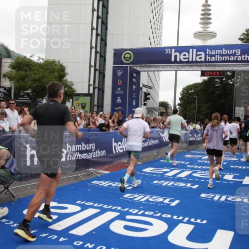 29.06.2025 - hella hamburg halbmarathon Michael Strokosch http://msf.ph/oto/8236318 29.06.2025 10:53:50 Ziel 1422, 2082, 2518, 5399, 5607, 6260, 6877, 7177, 8285, 8335, 9922, 10529, 10895, 11588, 11589, 14702, 14818, 15441, 15502, 17482, 17740, 18249, 18487, 18514, 18759 meine-sportfotos.de