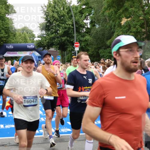 29.06.2025 - hella hamburg halbmarathon Zöllner http://msf.ph/oto/8236324 29.06.2025 10:55:06 Ziel 2884, 3652, 3791, 4249, 4616, 4938, 5020, 6433, 8691, 8698, 9060, 9380, 10266, 11333, 11976, 13297, 13988, 14750, 14845, 14948, 15126, 15879, 16047, 16630, 17803, 17842, 18181 meine-sportfotos.de