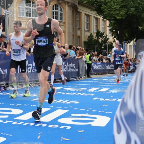 29.06.2025 - hella hamburg halbmarathon Strokosch-Dieckow http://msf.ph/oto/8236341 29.06.2025 10:35:07 Ziel 4740, 7628, 7972, 8901, 11559, 12514, 14069, 15415, 16963, 16964, 17022 meine-sportfotos.de