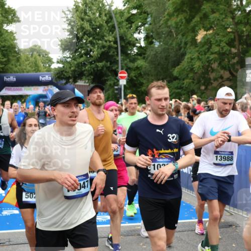 29.06.2025 - hella hamburg halbmarathon Zöllner http://msf.ph/oto/8236348 29.06.2025 10:55:06 Ziel 2884, 3652, 3791, 4249, 4616, 4938, 5020, 6433, 8691, 8698, 9060, 9380, 10266, 11333, 11976, 13297, 13988, 14750, 14845, 14948, 15126, 15879, 16047, 16630, 17803, 17842, 18181 meine-sportfotos.de
