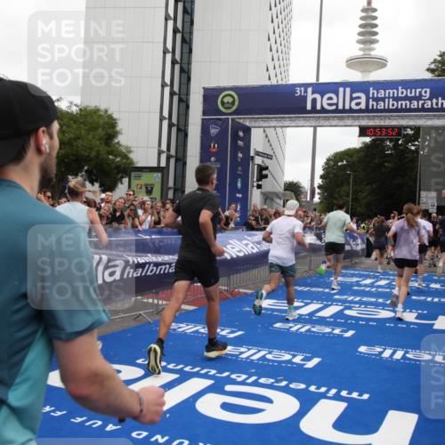29.06.2025 - hella hamburg halbmarathon Michael Strokosch http://msf.ph/oto/8236357 29.06.2025 10:53:51 Ziel 1422, 2082, 2518, 5607, 6260, 6877, 7177, 8285, 8335, 9922, 10529, 10891, 14026, 14702, 14818, 15502, 17482, 17740, 18249, 18487, 18514, 18759 meine-sportfotos.de