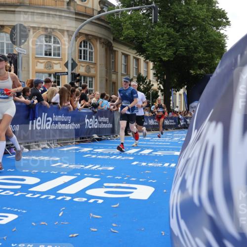 29.06.2025 - hella hamburg halbmarathon Strokosch-Dieckow http://msf.ph/oto/8236361 29.06.2025 10:35:08 Ziel 4740, 7628, 7867, 7972, 8901, 11559, 12514, 14069, 15415, 16963, 16964, 17022 meine-sportfotos.de