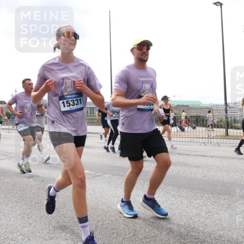 29.06.2025 - hella hamburg halbmarathon Lena Gebhardt http://msf.ph/oto/8236372 29.06.2025 10:33:42 Lombardsbrücke 1189, 1275, 1417, 1764, 1896, 1995, 2085, 2342, 2482, 2776, 2838, 3170, 3264, 3340, 3341, 3345, 3560, 3812, 4164, 4361, 4433, 4445, 4449, 4479, 4696, 4942, 5075, 5096, 5141, 5557, 5561, 5566, 5569, 5691, 5821, 5822, 5887, 6109, 6364, 6515, 6516, 6773, 6854, 6956, 6999, 7027, 7565, 7653, 7705, 8021, 8157, 8202, 8282, 8375, 8377, 8383, 8401, 8891, 9094, 9234, 9258, 9438, 9591, 9592, 9750, 9780, 9799, 9875, 9995, 10007, 10071, 10561, 11811, 11826 meine-sportfotos.de