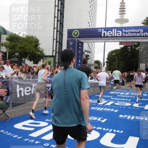 29.06.2025 - hella hamburg halbmarathon Michael Strokosch http://msf.ph/oto/8236375 29.06.2025 10:53:51 Ziel 1422, 2082, 2518, 5607, 6260, 6877, 7177, 8285, 8335, 9922, 10529, 10891, 14026, 14702, 14818, 15502, 17482, 17740, 18249, 18487, 18514, 18759 meine-sportfotos.de
