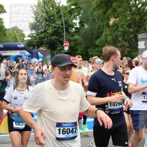 29.06.2025 - hella hamburg halbmarathon Zöllner http://msf.ph/oto/8236386 29.06.2025 10:55:07 Ziel 2884, 3652, 3791, 3945, 4249, 4616, 4938, 5020, 6433, 8691, 8698, 9060, 9380, 11333, 11976, 12961, 13297, 14750, 14948, 15126, 15879, 16630, 17803, 17842, 18181 meine-sportfotos.de