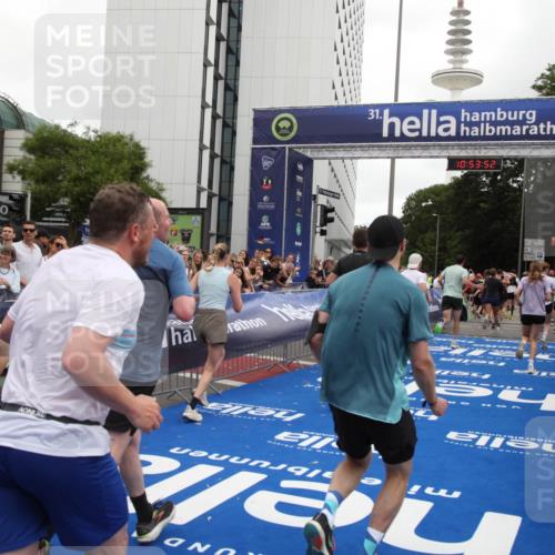 29.06.2025 - hella hamburg halbmarathon Michael Strokosch http://msf.ph/oto/8236405 29.06.2025 10:53:51 Ziel 1422, 2082, 2518, 5607, 6260, 6877, 7177, 8285, 8335, 9922, 10529, 10891, 14026, 14702, 14818, 15502, 17482, 17740, 18249, 18487, 18514, 18759 meine-sportfotos.de