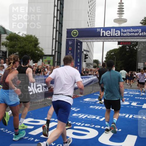 29.06.2025 - hella hamburg halbmarathon Michael Strokosch http://msf.ph/oto/8236435 29.06.2025 10:53:52 Ziel 1422, 1706, 1870, 2082, 2518, 5607, 6260, 6877, 7177, 8285, 8335, 9922, 10529, 10891, 12413, 14026, 14702, 14818, 15502, 16538, 17740, 18249, 18418, 18487, 18514, 18759, 18915, 19177 meine-sportfotos.de