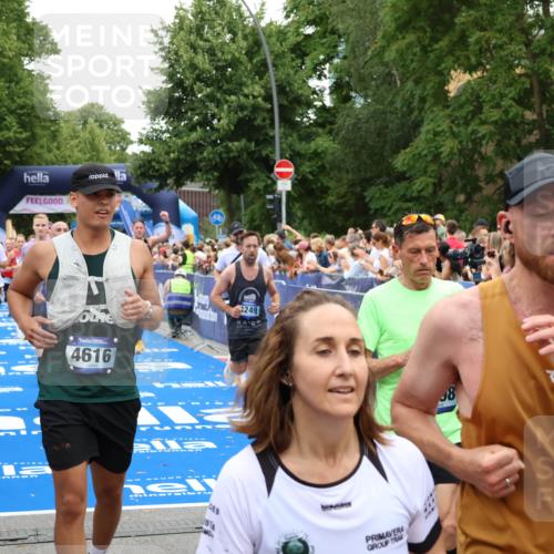29.06.2025 - hella hamburg halbmarathon Zöllner http://msf.ph/oto/8236451 29.06.2025 10:55:08 Ziel 2448, 2884, 3041, 3791, 3945, 4249, 4616, 4938, 6355, 8691, 9060, 9380, 10191, 10192, 11333, 11976, 12961, 13297, 14750, 14948, 15126, 15879, 16630, 17803, 17842 meine-sportfotos.de