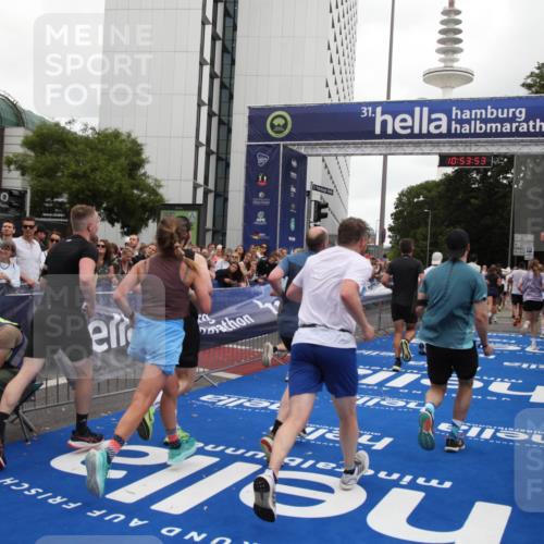 29.06.2025 - hella hamburg halbmarathon Michael Strokosch http://msf.ph/oto/8236472 29.06.2025 10:53:52 Ziel 1422, 1706, 1870, 2082, 2518, 5607, 6260, 6877, 7177, 8285, 8335, 9922, 10529, 10891, 12413, 14026, 14702, 14818, 15502, 16538, 17740, 18249, 18418, 18487, 18514, 18759, 18915, 19177 meine-sportfotos.de