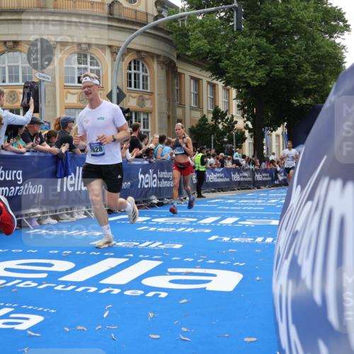 29.06.2025 - hella hamburg halbmarathon Strokosch-Dieckow http://msf.ph/oto/8236485 29.06.2025 10:35:10 Ziel 4740, 7628, 7867, 8901, 11559, 12514, 13798, 14069, 15415, 15773, 16963, 16964, 17022 meine-sportfotos.de