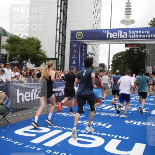 29.06.2025 - hella hamburg halbmarathon Michael Strokosch http://msf.ph/oto/8236515 29.06.2025 10:53:53 Ziel 1422, 1706, 1870, 2518, 5607, 6260, 6877, 7177, 8285, 8335, 9922, 10529, 10891, 12413, 14026, 14818, 15502, 16538, 17740, 18249, 18418, 18487, 18759, 18915, 19177 meine-sportfotos.de