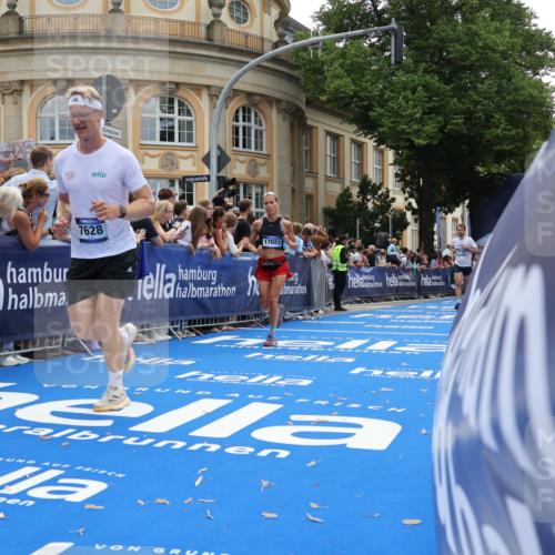29.06.2025 - hella hamburg halbmarathon Strokosch-Dieckow http://msf.ph/oto/8236518 29.06.2025 10:35:10 Ziel 4740, 7628, 7867, 8901, 11559, 12514, 13798, 14069, 15415, 15773, 16963, 16964, 17022 meine-sportfotos.de