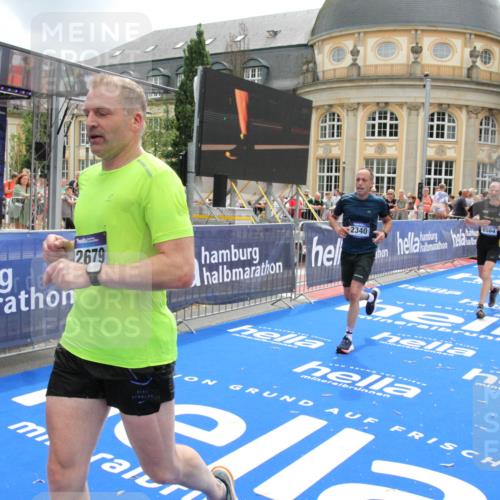 29.06.2025 - hella hamburg halbmarathon Michael Strokosch http://msf.ph/oto/8236520 29.06.2025 10:47:52 Ziel 2340, 5915, 6836, 8564, 11961, 12679, 14383, 17229, 18356, 18430, 18836 meine-sportfotos.de