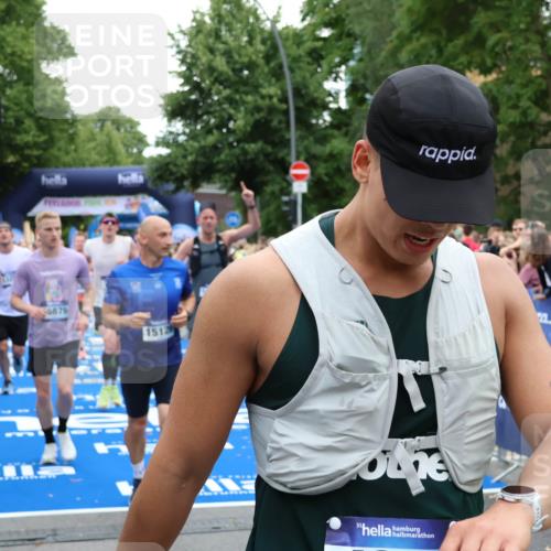 29.06.2025 - hella hamburg halbmarathon Zöllner http://msf.ph/oto/8236525 29.06.2025 10:55:09 Ziel 2448, 2884, 3041, 3791, 3945, 4249, 4938, 6355, 8691, 9060, 9361, 9380, 10191, 10192, 11333, 11747, 11976, 12248, 12961, 13297, 14750, 14948, 15126, 15879, 16108, 16630, 17803, 17842 meine-sportfotos.de