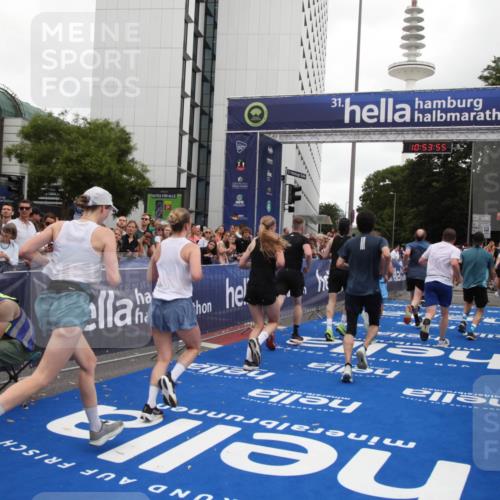 29.06.2025 - hella hamburg halbmarathon Michael Strokosch http://msf.ph/oto/8236546 29.06.2025 10:53:53 Ziel 1422, 1706, 1870, 2518, 5607, 6260, 6877, 7177, 8285, 8335, 9922, 10529, 10891, 12413, 14026, 14818, 15502, 16538, 17740, 18249, 18418, 18487, 18759, 18915, 19177 meine-sportfotos.de