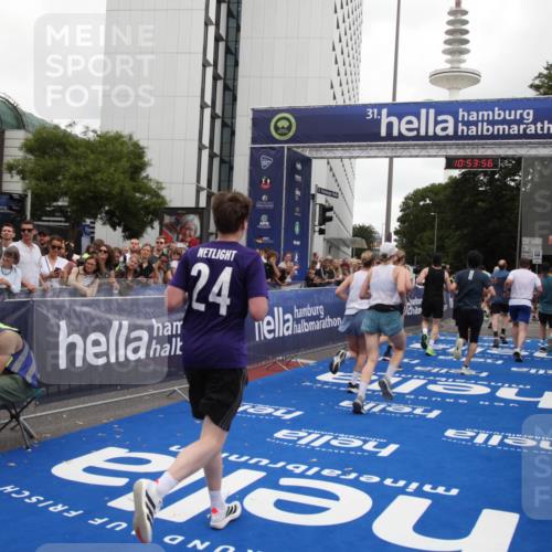 29.06.2025 - hella hamburg halbmarathon Michael Strokosch http://msf.ph/oto/8236589 29.06.2025 10:53:54 Ziel 1422, 1706, 1870, 5607, 6260, 6877, 7177, 7395, 8285, 8335, 9922, 10529, 10891, 12413, 14026, 15502, 16538, 17740, 18249, 18418, 18487, 18759, 18831, 18915, 19177 meine-sportfotos.de
