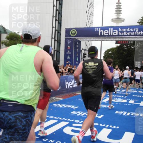 29.06.2025 - hella hamburg halbmarathon Michael Strokosch http://msf.ph/oto/8236601 29.06.2025 10:53:55 Ziel 1422, 1706, 1870, 5607, 6260, 6877, 7177, 7395, 7973, 8285, 9922, 10529, 10891, 12413, 14026, 15502, 16477, 16538, 17740, 18249, 18418, 18487, 18759, 18831, 18915, 19177 meine-sportfotos.de