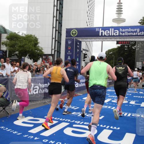 29.06.2025 - hella hamburg halbmarathon Michael Strokosch http://msf.ph/oto/8236613 29.06.2025 10:53:56 Ziel 1422, 1706, 1870, 5607, 6260, 7177, 7395, 7973, 9922, 10529, 10891, 12413, 14026, 14175, 15502, 16477, 16538, 17740, 18249, 18418, 18487, 18759, 18831, 18879, 18915, 19177 meine-sportfotos.de