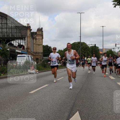 29.06.2025 - hella hamburg halbmarathon Yannick Fuchs http://msf.ph/oto/8236623 29.06.2025 10:34:32 20KM 1358, 1603, 1975, 2573, 2826, 3547, 3626, 4381, 4398, 4766, 4888, 5375, 6149, 6152, 6649, 7495, 7622, 8346, 8467, 8574, 8933, 9116, 11284, 11714, 11806, 12046, 12091, 13190, 14077, 14699, 15421, 15813, 15828, 16580, 17425, 17792, 17916, 17973, 18013, 18154, 18979 meine-sportfotos.de