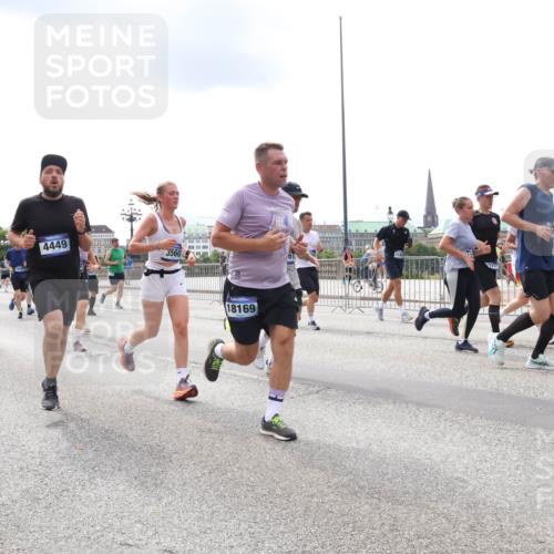 29.06.2025 - hella hamburg halbmarathon Lena Gebhardt http://msf.ph/oto/8236629 29.06.2025 10:33:42 Lombardsbrücke 1189, 1275, 1417, 1764, 1896, 1995, 2085, 2342, 2482, 2776, 2838, 3170, 3264, 3340, 3341, 3345, 3560, 3812, 4164, 4361, 4433, 4445, 4449, 4479, 4696, 4942, 5075, 5096, 5141, 5557, 5561, 5566, 5569, 5691, 5821, 5822, 5887, 6109, 6364, 6515, 6516, 6773, 6854, 6956, 6999, 7027, 7565, 7653, 7705, 8021, 8157, 8202, 8282, 8375, 8377, 8383, 8401, 8891, 9094, 9234, 9258, 9438, 9591, 9592, 9750, 9780, 9799, 9875, 9995, 10007, 10071, 10561, 11811, 11826 meine-sportfotos.de