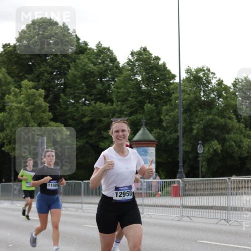 29.06.2025 - hella hamburg halbmarathon Jannik Wohlers http://msf.ph/oto/8236638 29.06.2025 10:28:51 Lombardsbrücke 1230, 2688, 3179, 4373, 6345, 7449, 8048, 8812, 9714, 10198, 10641, 10808, 11792, 11803, 11989, 12099, 12404, 12958, 13090, 14644, 15952, 15955, 16673, 16676, 18414 meine-sportfotos.de