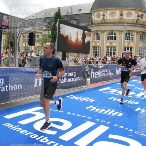 29.06.2025 - hella hamburg halbmarathon Michael Strokosch http://msf.ph/oto/8236648 29.06.2025 10:47:53 Ziel 2340, 5915, 6836, 8564, 11961, 12679, 14383, 14730, 17451, 18356, 18836 meine-sportfotos.de