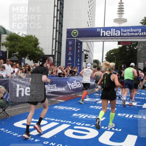29.06.2025 - hella hamburg halbmarathon Michael Strokosch http://msf.ph/oto/8236651 29.06.2025 10:53:57 Ziel 1422, 1706, 1870, 6260, 6481, 7395, 7918, 7973, 9922, 10529, 10891, 12413, 13032, 14026, 14175, 15502, 16477, 16538, 17740, 18249, 18418, 18487, 18759, 18831, 18879, 18915, 19177 meine-sportfotos.de