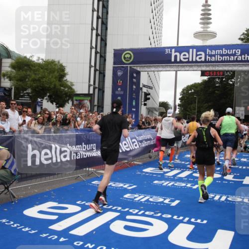 29.06.2025 - hella hamburg halbmarathon Michael Strokosch http://msf.ph/oto/8236678 29.06.2025 10:53:58 Ziel 1706, 1870, 2432, 6260, 6481, 7395, 7918, 7973, 9922, 10891, 11789, 12413, 13032, 13869, 14026, 14175, 15502, 16477, 16538, 18418, 18487, 18759, 18831, 18879, 18915, 19177 meine-sportfotos.de