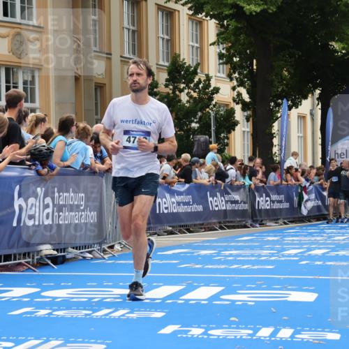 29.06.2025 - hella hamburg halbmarathon Strokosch-Dieckow http://msf.ph/oto/8236689 29.06.2025 10:35:12 Ziel 4740, 7628, 7867, 11559, 12514, 13798, 14069, 14789, 15415, 15773, 16964, 17022 meine-sportfotos.de