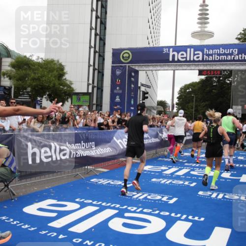 29.06.2025 - hella hamburg halbmarathon Michael Strokosch http://msf.ph/oto/8236692 29.06.2025 10:53:58 Ziel 1706, 1870, 2432, 6260, 6481, 7395, 7918, 7973, 9922, 10891, 11789, 12413, 13032, 13869, 14026, 14175, 15502, 16477, 16538, 18418, 18487, 18759, 18831, 18879, 18915, 19177 meine-sportfotos.de
