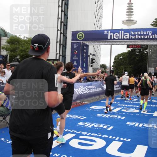 29.06.2025 - hella hamburg halbmarathon Michael Strokosch http://msf.ph/oto/8236699 29.06.2025 10:53:59 Ziel 1706, 1870, 2432, 6374, 6481, 7395, 7918, 7973, 8394, 10891, 11789, 12413, 13032, 13869, 14026, 14175, 16477, 16538, 18418, 18831, 18879, 18915, 19177 meine-sportfotos.de