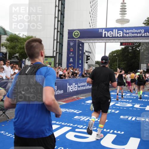 29.06.2025 - hella hamburg halbmarathon Michael Strokosch http://msf.ph/oto/8236709 29.06.2025 10:54:00 Ziel 1706, 1815, 1870, 2432, 3096, 6374, 6481, 7395, 7918, 7973, 8394, 10891, 11789, 12413, 13032, 13869, 14026, 14175, 16477, 16538, 18418, 18831, 18879, 18915, 19177 meine-sportfotos.de