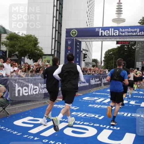 29.06.2025 - hella hamburg halbmarathon Michael Strokosch http://msf.ph/oto/8236736 29.06.2025 10:54:01 Ziel 1151, 1706, 1815, 1870, 2432, 3096, 6356, 6374, 6481, 7395, 7918, 7973, 8394, 11789, 12413, 13032, 13869, 14175, 16477, 16538, 18308, 18418, 18831, 18879, 18915, 19177 meine-sportfotos.de