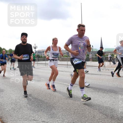 29.06.2025 - hella hamburg halbmarathon Lena Gebhardt http://msf.ph/oto/8236746 29.06.2025 10:33:43 Lombardsbrücke 1189, 1275, 1417, 1764, 1896, 1995, 2342, 2482, 2776, 2838, 3170, 3264, 3340, 3341, 3345, 3560, 3812, 4164, 4361, 4433, 4445, 4449, 4479, 4696, 4942, 5075, 5096, 5141, 5557, 5561, 5566, 5569, 5584, 5691, 5821, 5822, 5887, 6109, 6364, 6515, 6516, 6854, 6956, 6999, 7027, 7565, 7653, 7705, 8021, 8157, 8202, 8282, 8375, 8377, 8383, 8401, 8891, 9094, 9234, 9258, 9438, 9591, 9592, 9750, 9780, 9799, 9875, 9995, 10007, 10071, 10561, 11811, 11826 meine-sportfotos.de