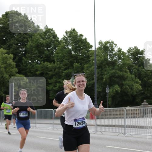 29.06.2025 - hella hamburg halbmarathon Jannik Wohlers http://msf.ph/oto/8236760 29.06.2025 10:28:51 Lombardsbrücke 1230, 2688, 3179, 4373, 6345, 7449, 8048, 8812, 9714, 10198, 10641, 10808, 11792, 11803, 11989, 12099, 12404, 12958, 13090, 14644, 15952, 15955, 16673, 16676, 18414 meine-sportfotos.de